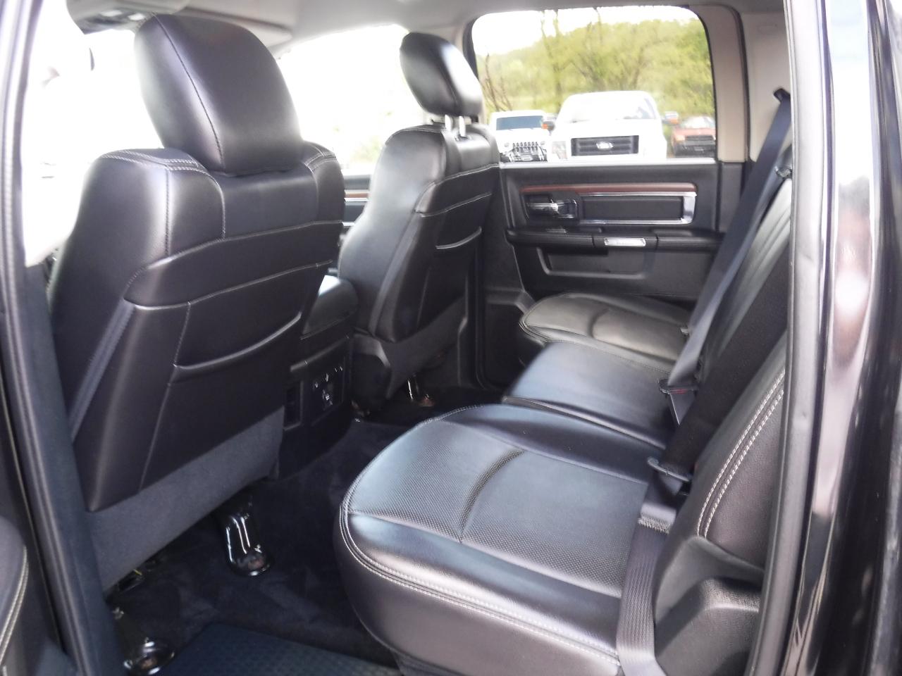 RAM 1500 4WD Crew Cab 140.5" Laramie 2016