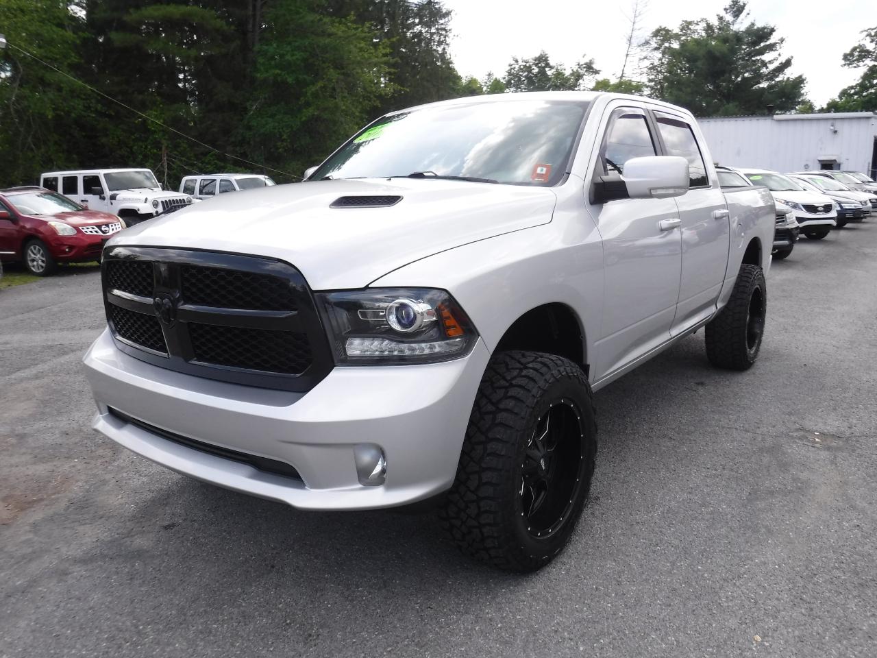 RAM 1500 Night 4x4 Crew Cab 5'7" Box 2017