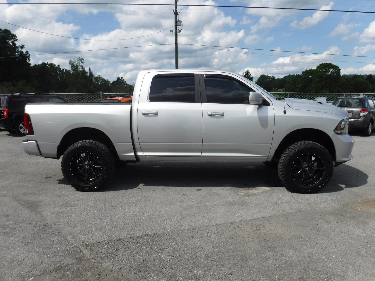 RAM 1500 Night 4x4 Crew Cab 5'7" Box 2017
