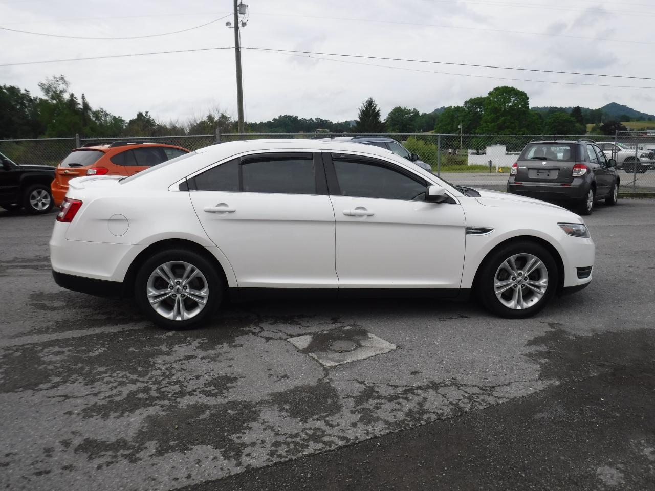 Ford Taurus 4dr Sdn SEL AWD 2016