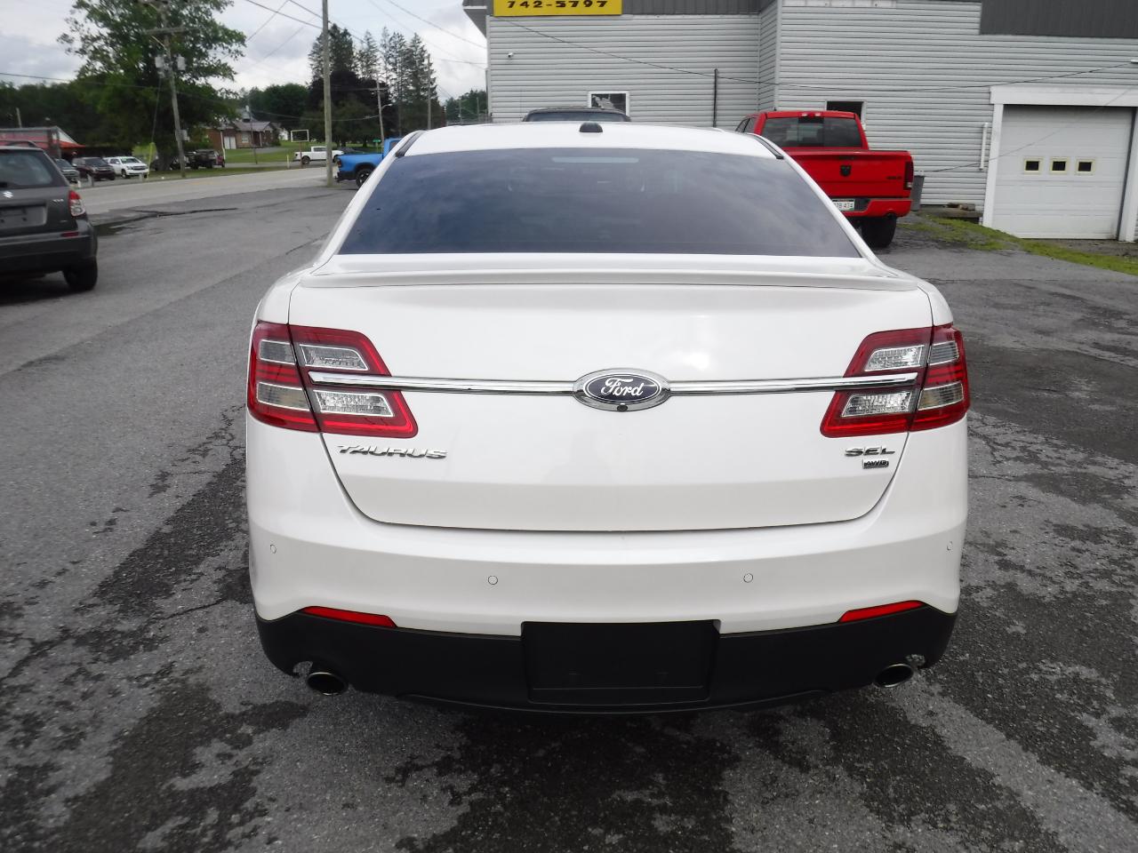 Ford Taurus 4dr Sdn SEL AWD 2016