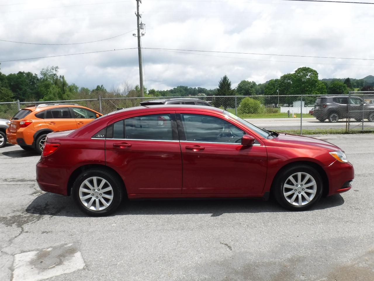 Chrysler 200 4dr Sdn Touring 2012