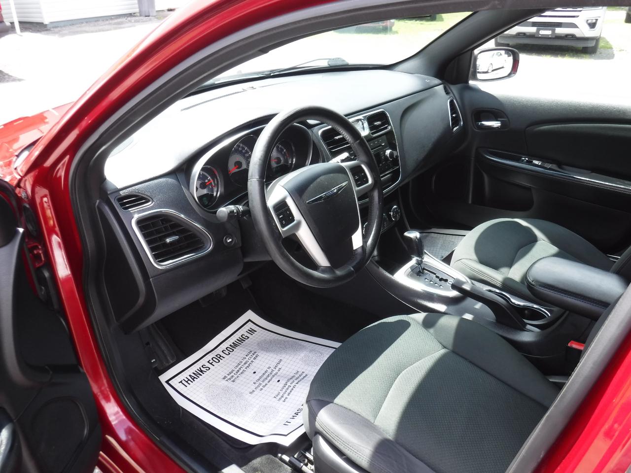 Chrysler 200 4dr Sdn Touring 2012