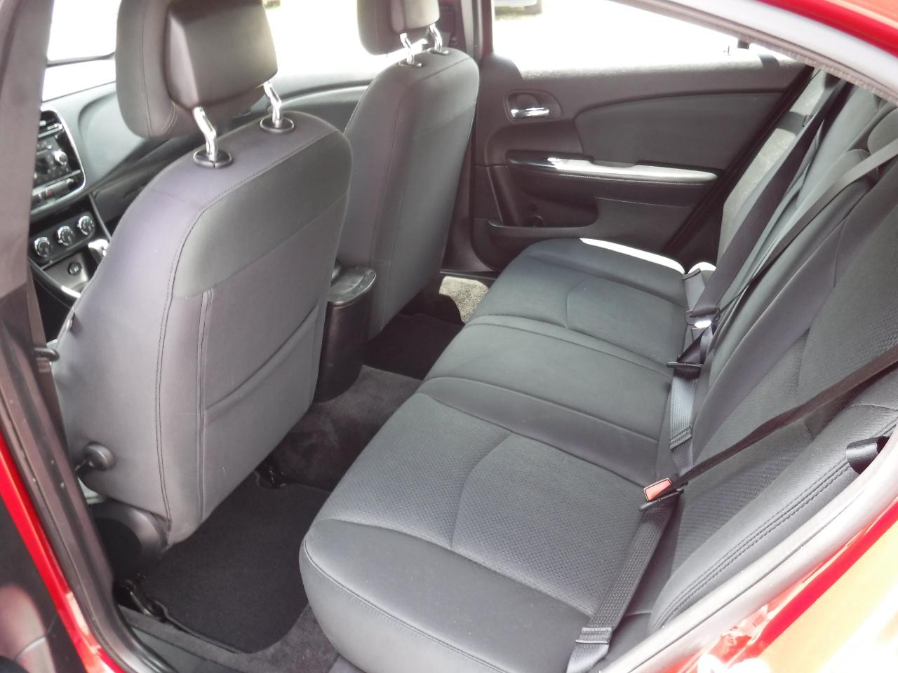 Chrysler 200 4dr Sdn Touring 2012