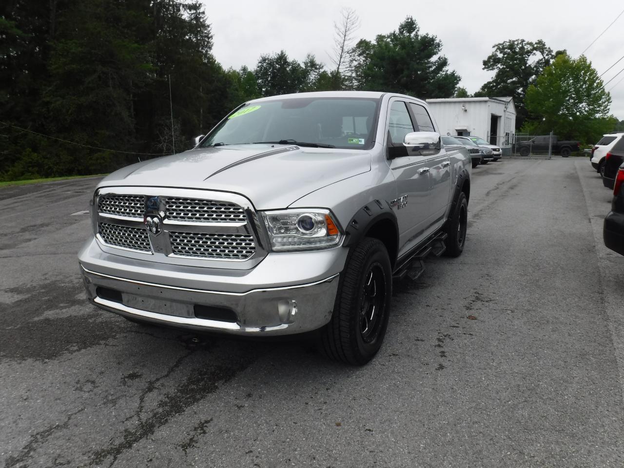 RAM 1500 Laramie 4x4 Crew Cab 5'7" Box 2017