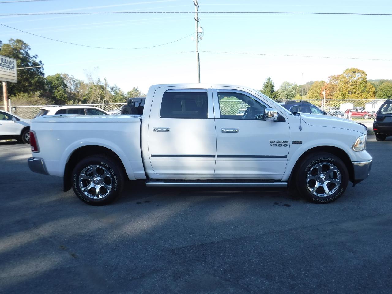 RAM 1500 4WD Crew Cab 140.5" Laramie 2013