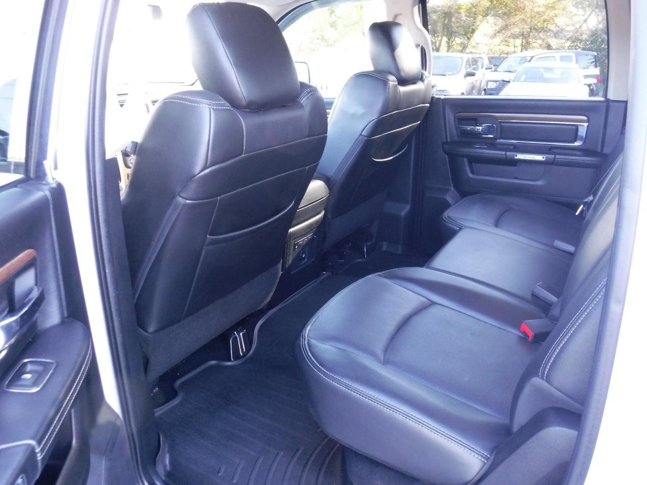 RAM 1500 4WD Crew Cab 140.5" Laramie 2013