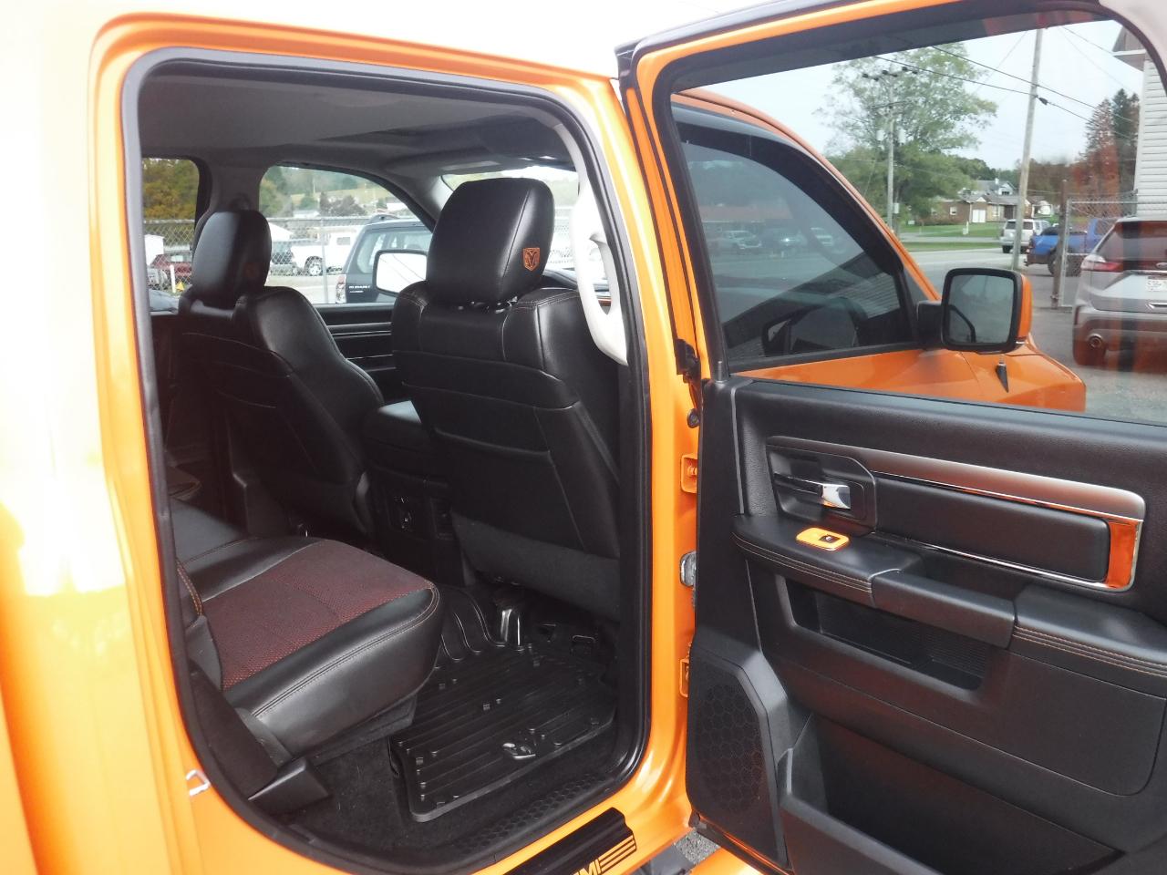 RAM 1500 4WD Crew Cab 140.5" Sport 2015