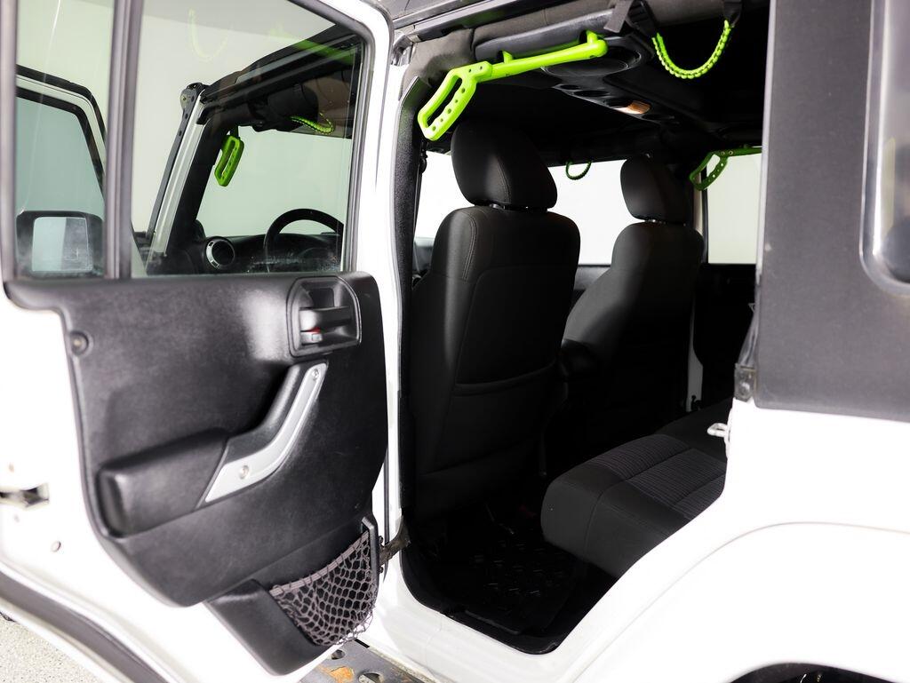 Jeep Wrangler Unlimited 4WD 4dr Sahara 2012