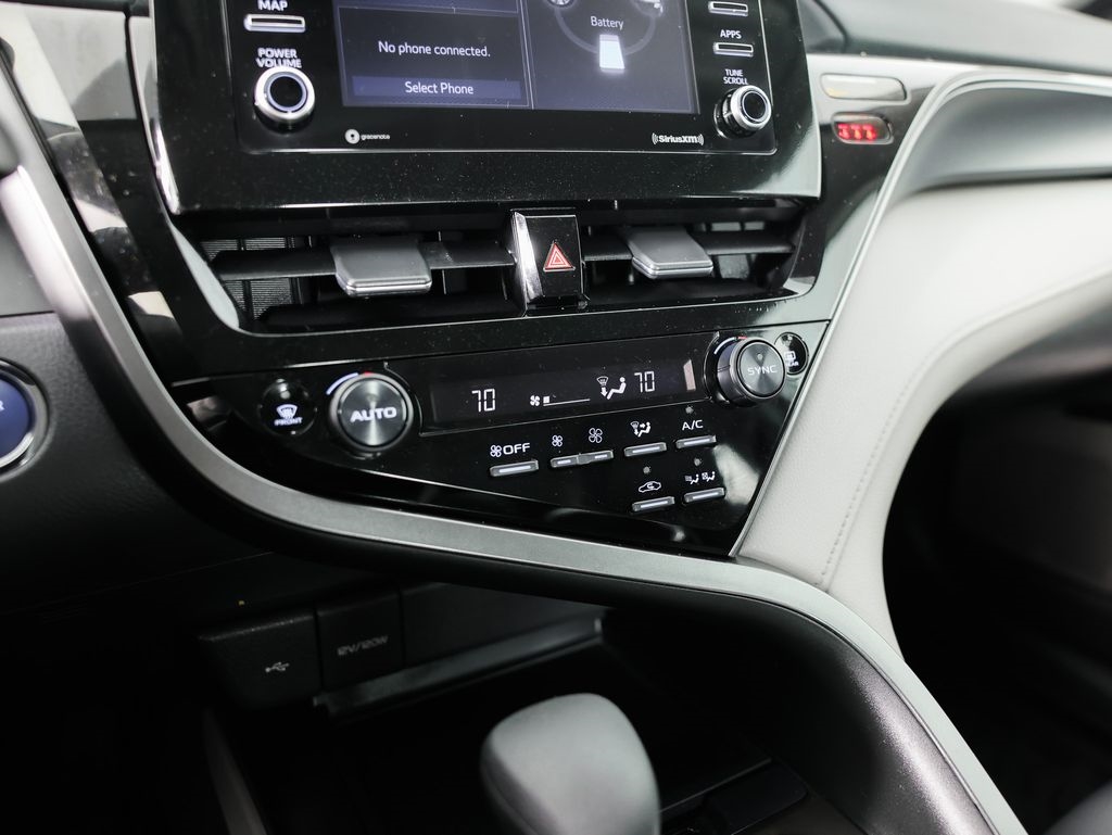 Toyota Camry Hybrid LE CVT (Natl) 2022