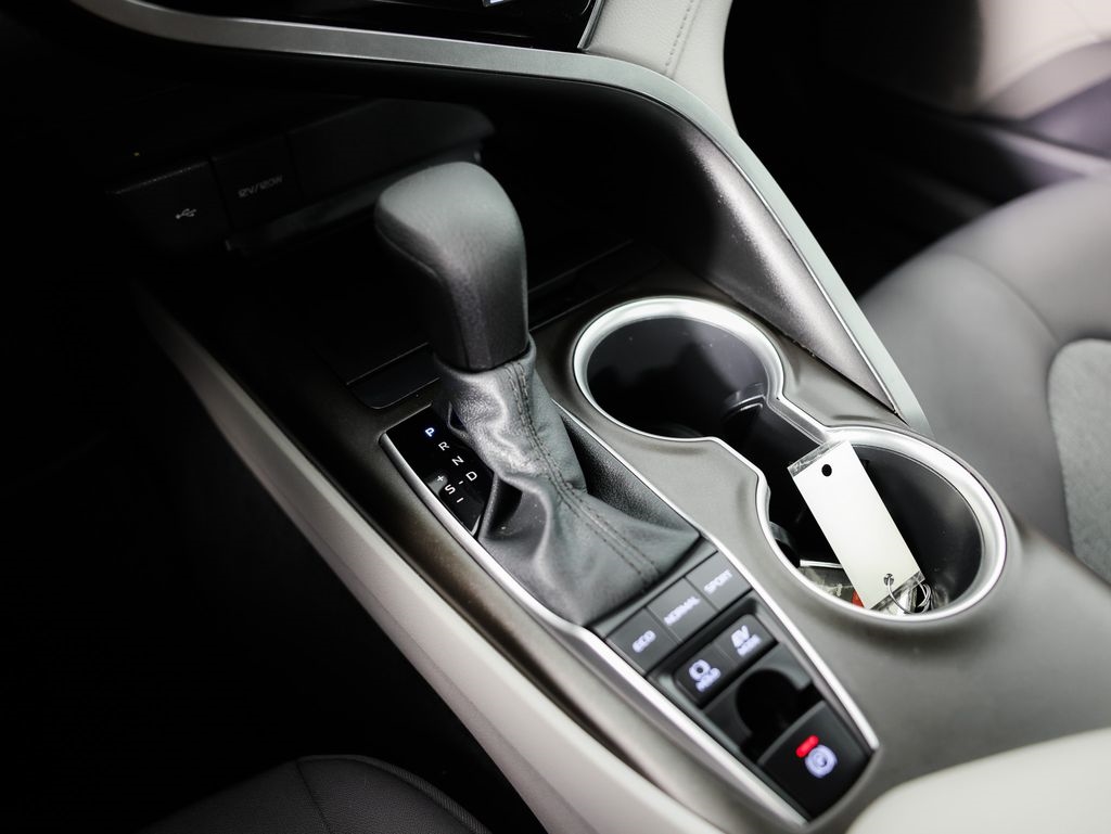 Toyota Camry Hybrid LE CVT (Natl) 2022