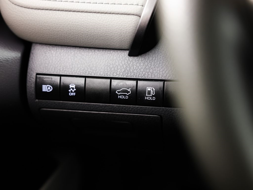 Toyota Camry Hybrid LE CVT (Natl) 2022