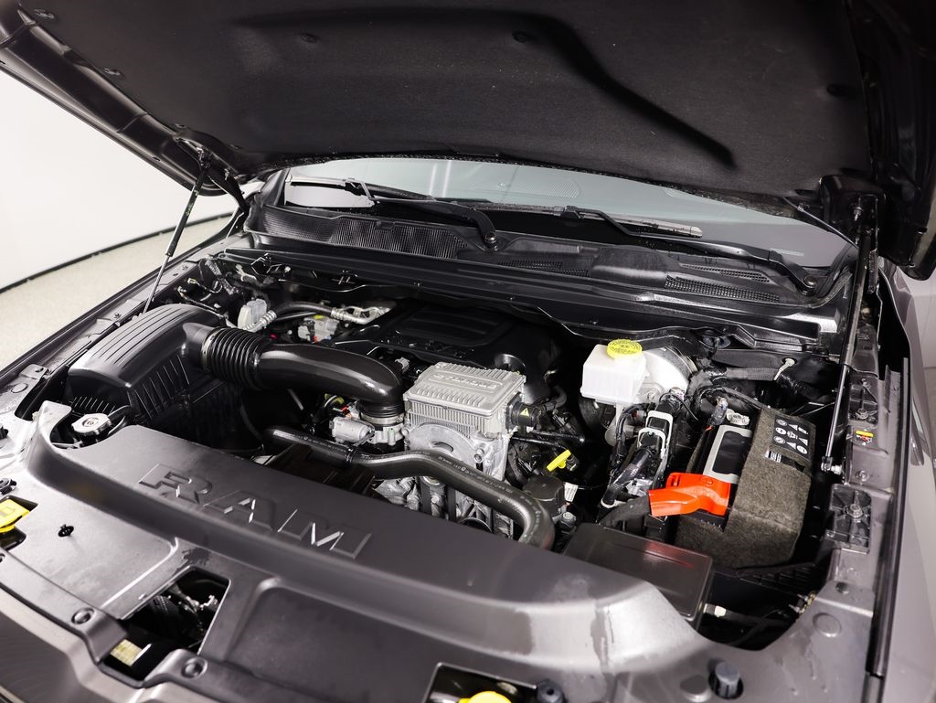 RAM 1500 Laramie 4x4 Crew Cab 5'7" Box 2023