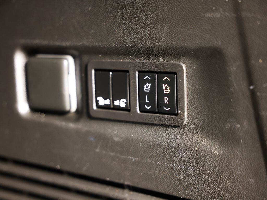 Chevrolet Suburban 4WD 4dr RST 2022