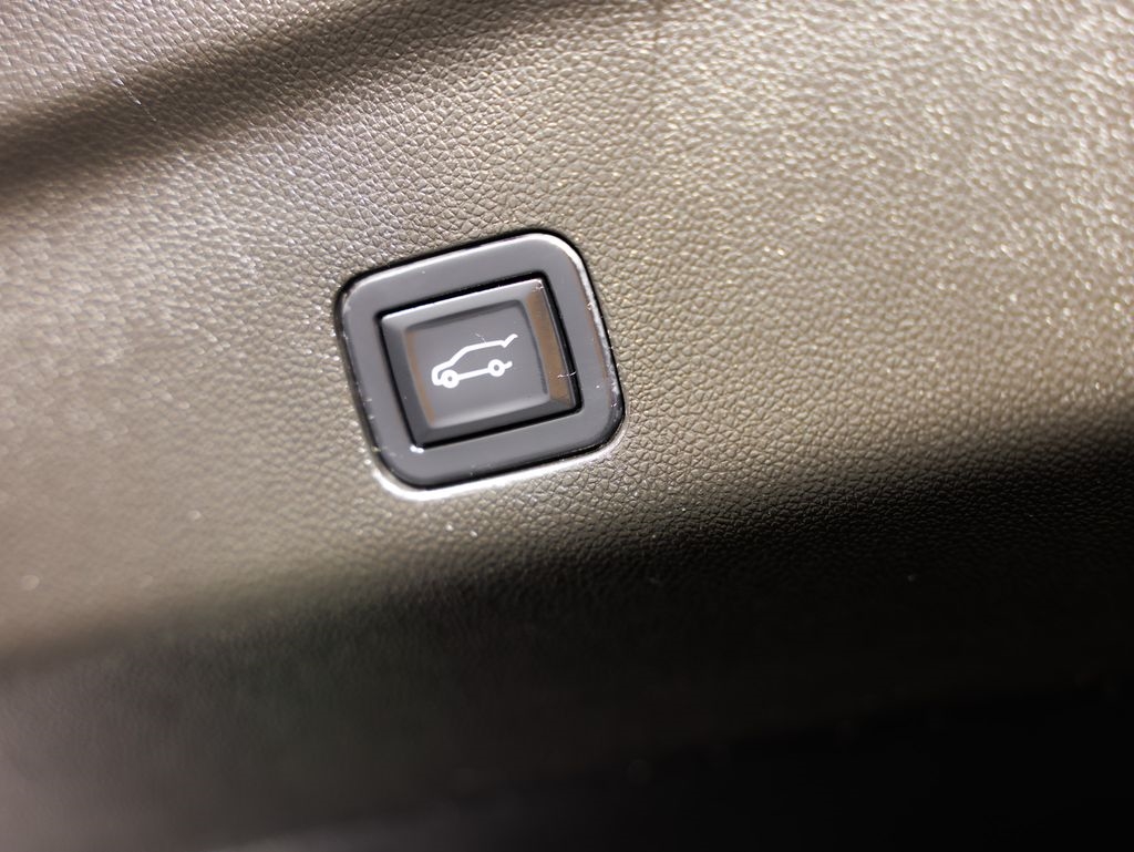 Chevrolet Suburban 4WD 4dr RST 2022