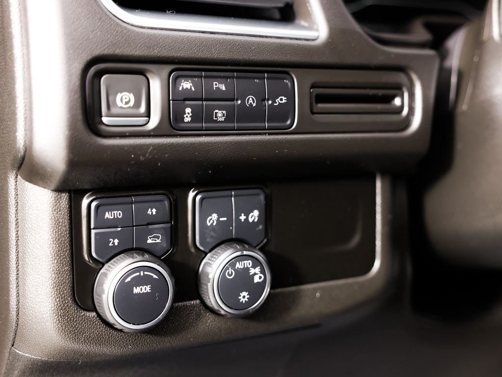 Chevrolet Suburban 4WD 4dr RST 2022