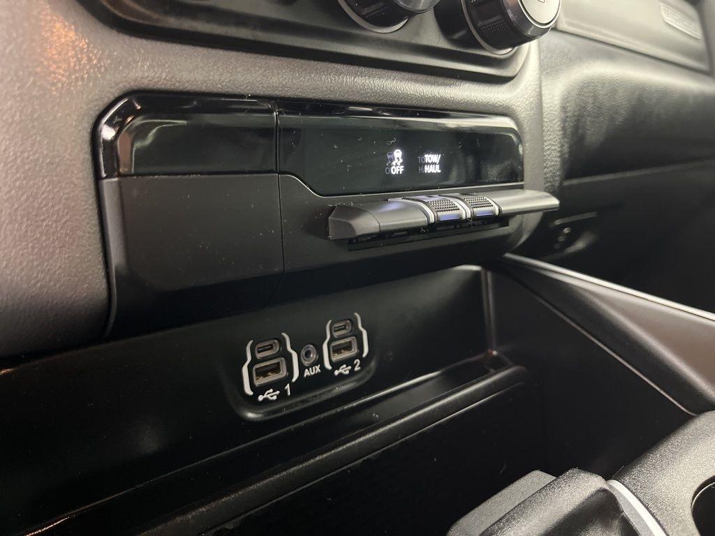 RAM 1500 Big Horn 4x4 Crew Cab 5'7" Box 2022