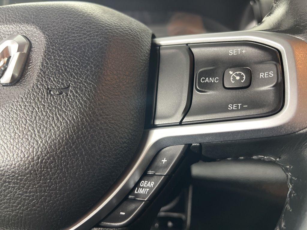 RAM 1500 Big Horn 4x4 Crew Cab 5'7" Box 2022