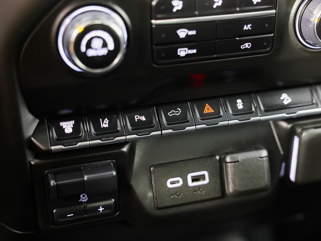 Chevrolet Silverado 2500HD 4WD Crew Cab 159" Custom 2025