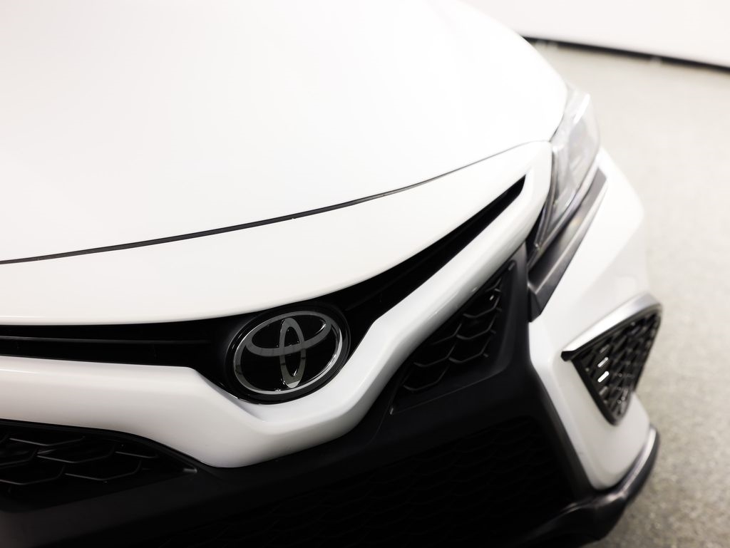 Toyota Camry Hybrid SE Nightshade CVT (Natl) 2023