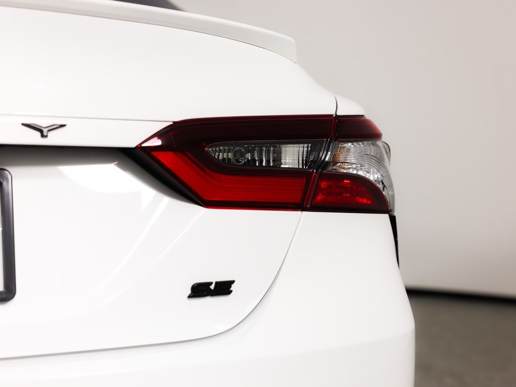 Toyota Camry Hybrid SE Nightshade CVT (Natl) 2023