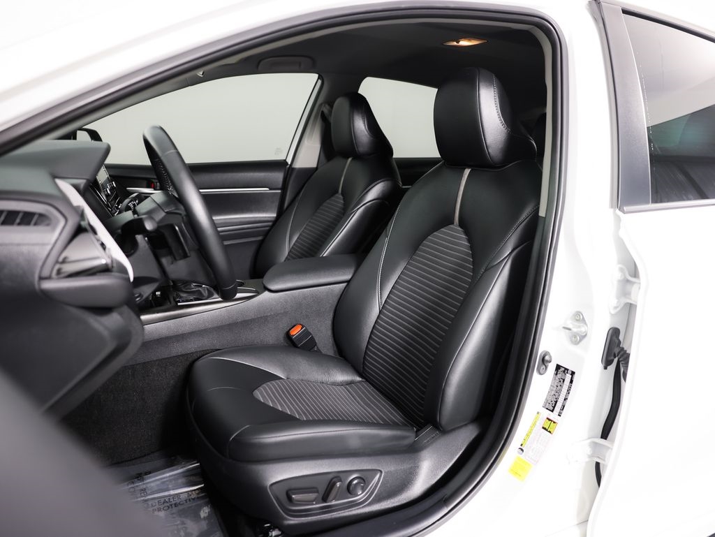 Toyota Camry Hybrid SE Nightshade CVT (Natl) 2023