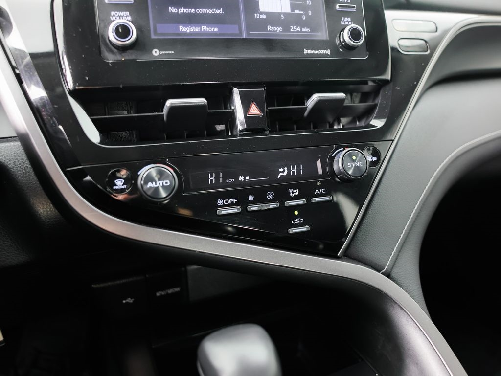 Toyota Camry Hybrid SE Nightshade CVT (Natl) 2023