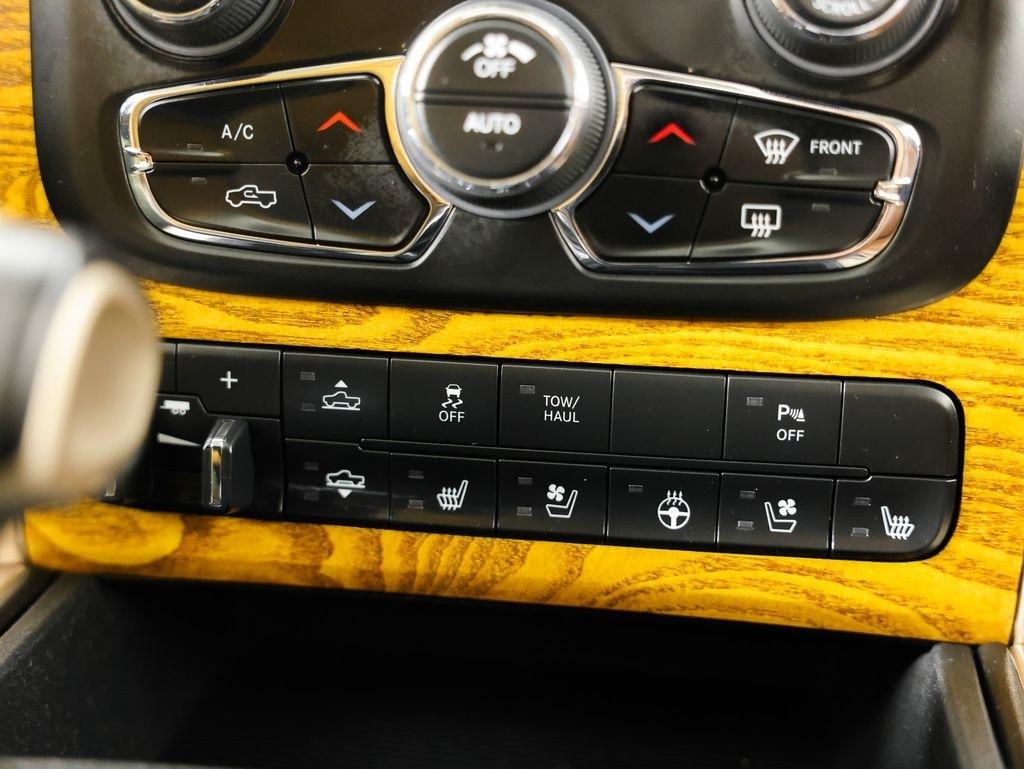 RAM 1500 4WD Crew Cab 140.5" Laramie Longhorn Edition 2013