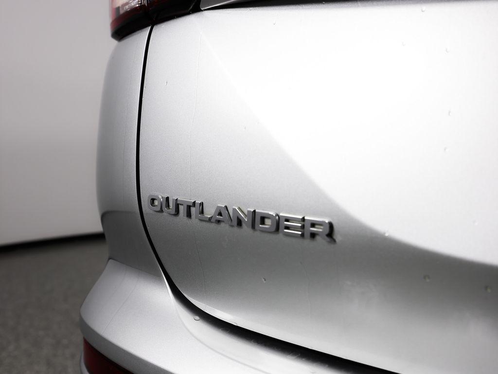 Mitsubishi Outlander SE Launch Edition FWD 2022