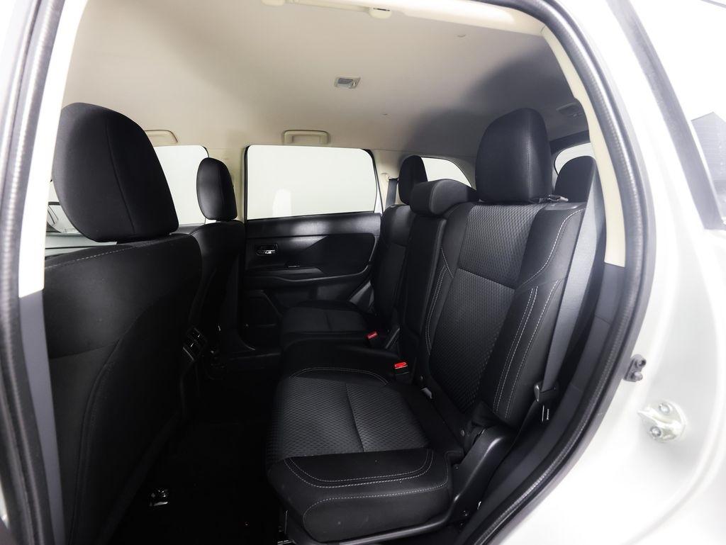 Mitsubishi Outlander ES FWD 2020