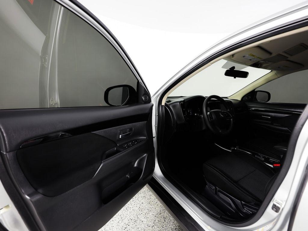 Mitsubishi Outlander ES FWD 2020