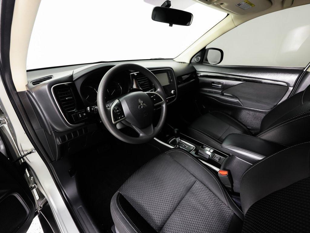 Mitsubishi Outlander ES FWD 2020