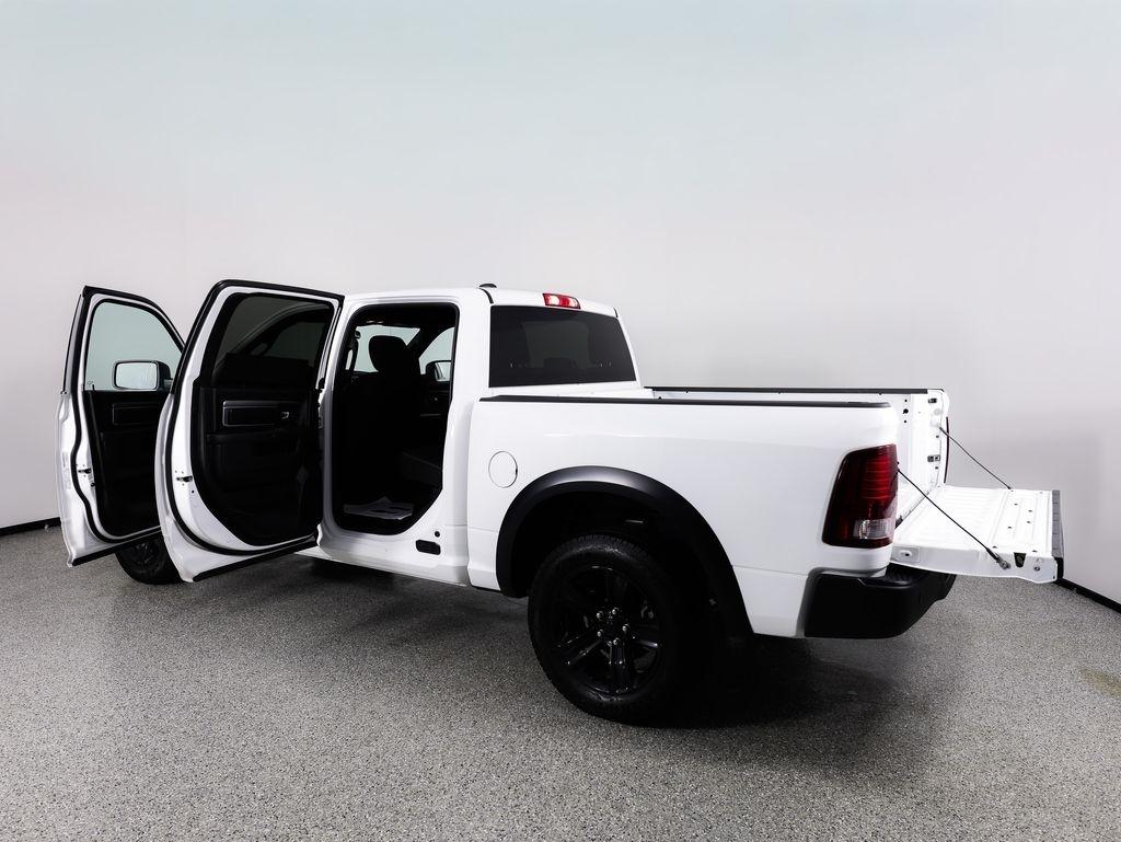 RAM 1500 Classic Warlock 4x4 Crew Cab 5'7" Box 2024