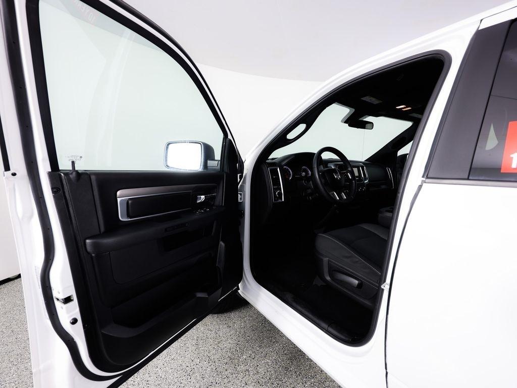 RAM 1500 Classic Warlock 4x4 Crew Cab 5'7" Box 2024