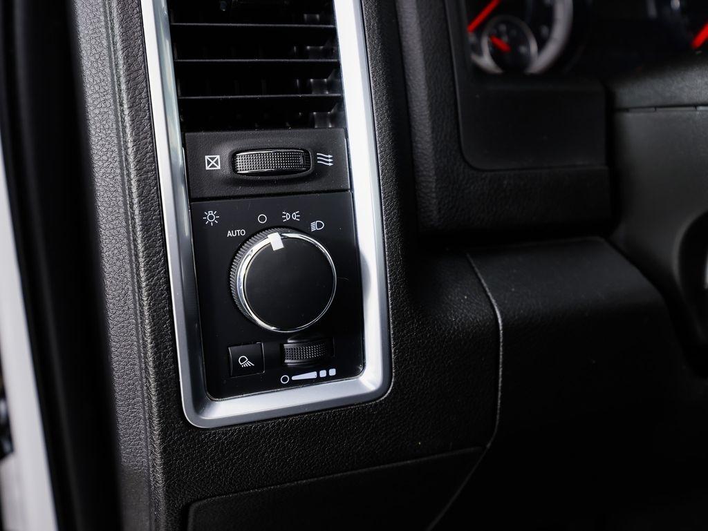 RAM 1500 Classic Warlock 4x4 Crew Cab 5'7" Box 2024