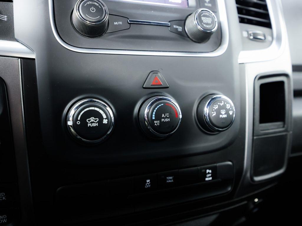 RAM 1500 Classic Warlock 4x4 Crew Cab 5'7" Box 2024