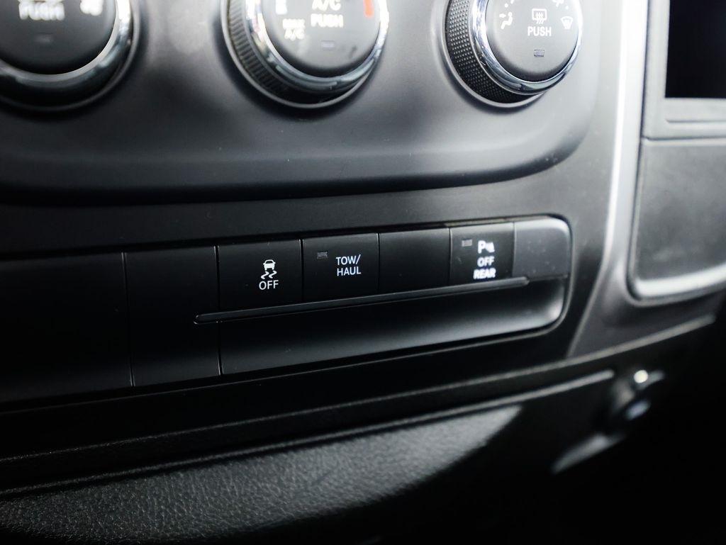 RAM 1500 Classic Warlock 4x4 Crew Cab 5'7" Box 2024