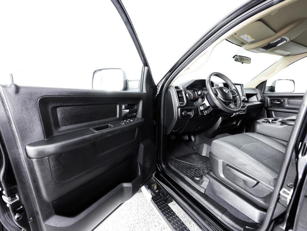 RAM 2500 Tradesman 4x4 Crew Cab 6'4" Box 2020