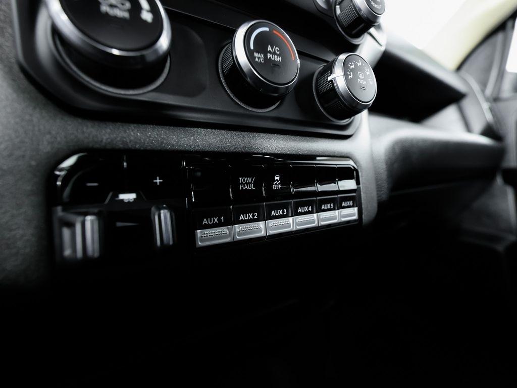 RAM 2500 Tradesman 4x4 Crew Cab 6'4" Box 2020