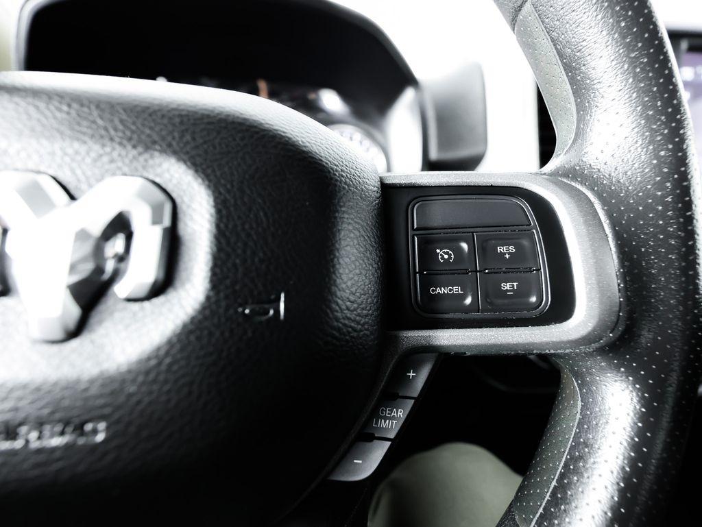 RAM 2500 Tradesman 4x4 Crew Cab 6'4" Box 2020