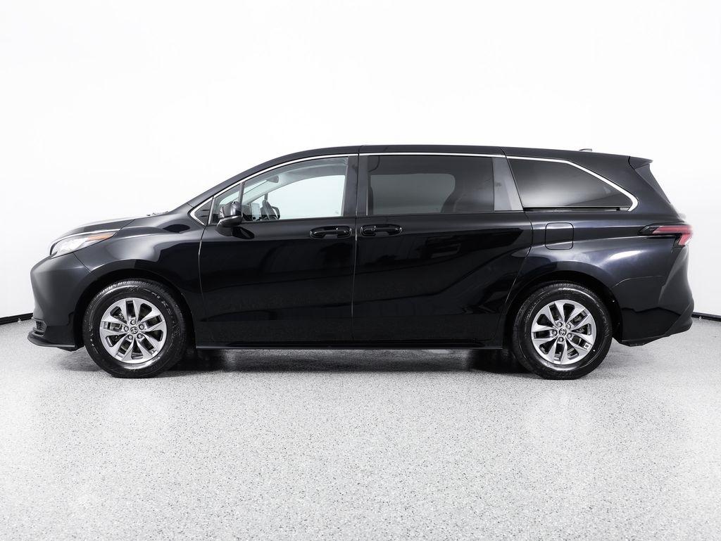 Toyota Sienna LE AWD 8-Passenger (Natl) 2023
