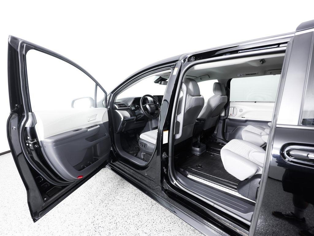 Toyota Sienna LE AWD 8-Passenger (Natl) 2023