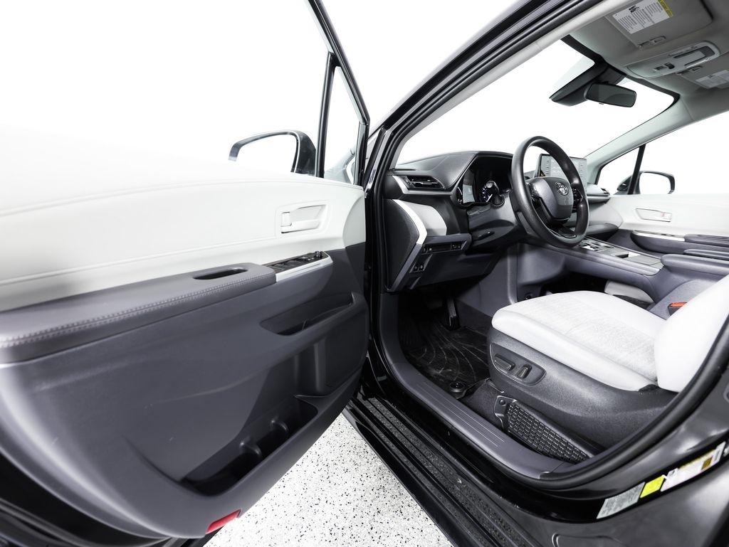 Toyota Sienna LE AWD 8-Passenger (Natl) 2023