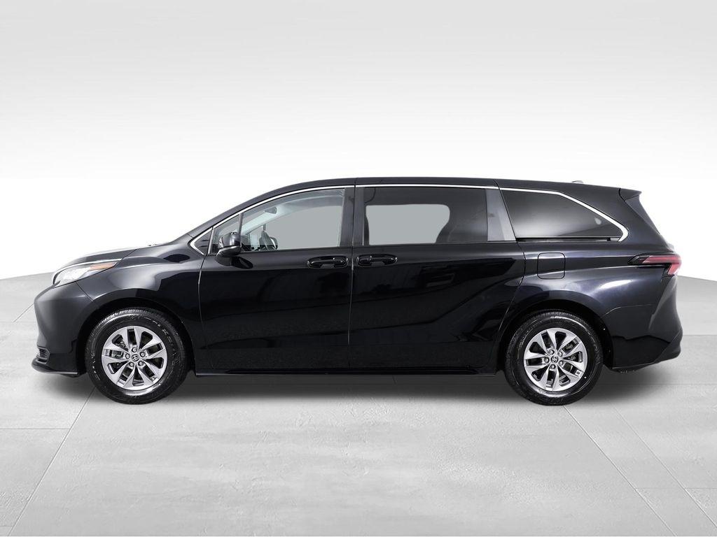 Toyota Sienna LE AWD 8-Passenger (Natl) 2023