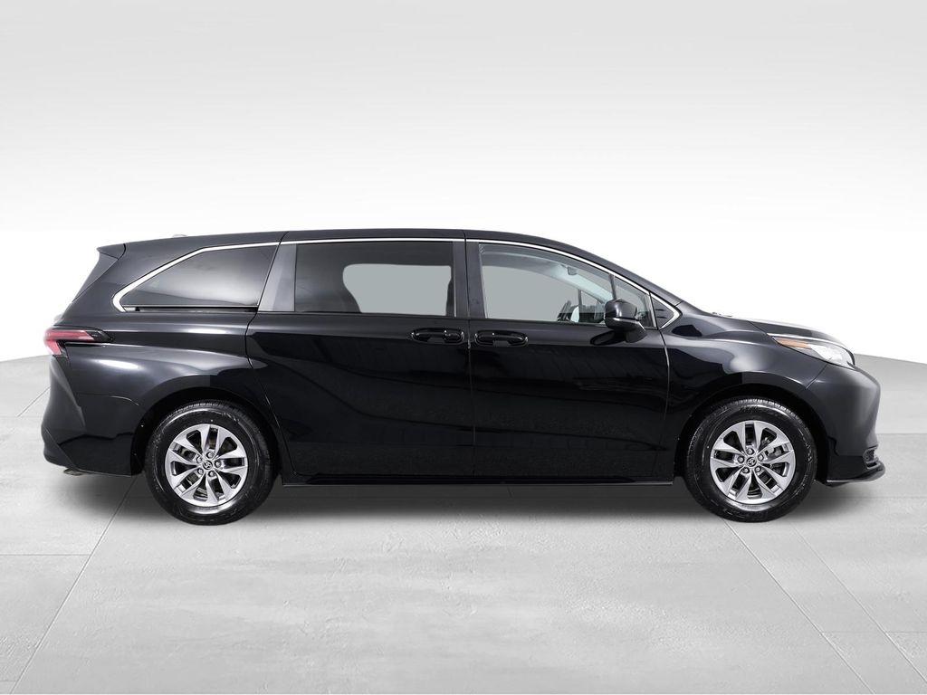 Toyota Sienna LE AWD 8-Passenger (Natl) 2023