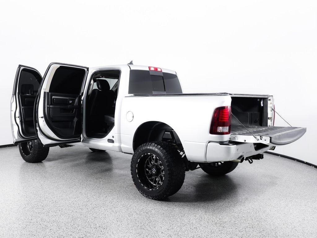 RAM 1500 Night 4x4 Crew Cab 5'7" Box *Ltd Avail* 2018