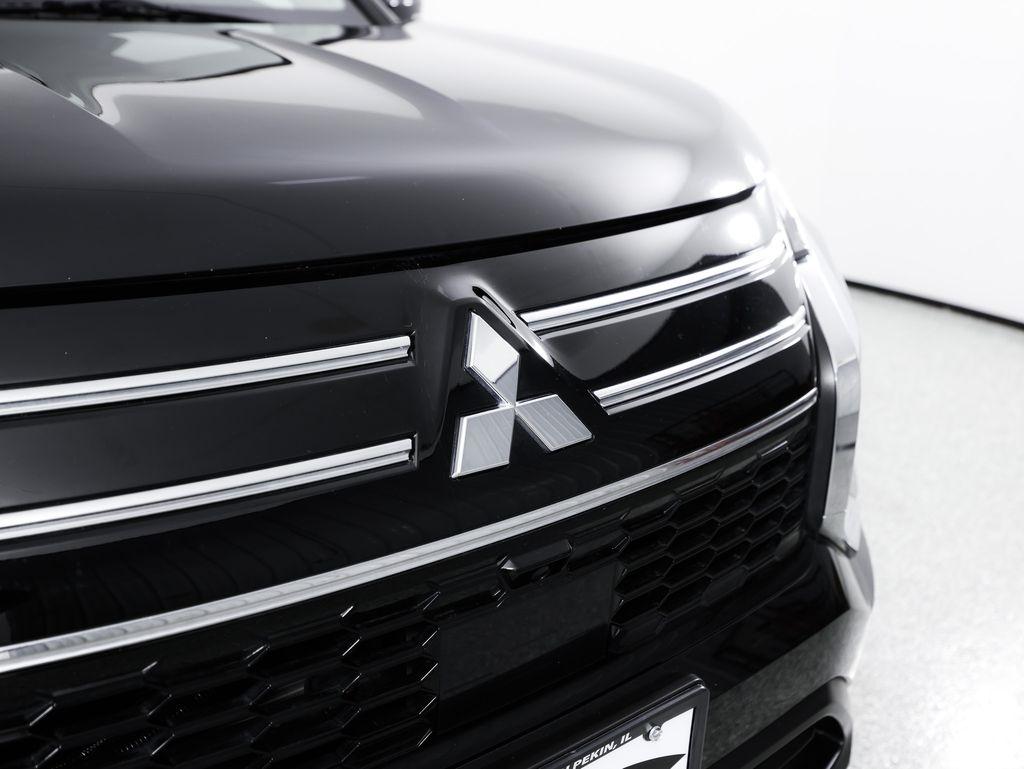 Mitsubishi Outlander ES FWD 2025