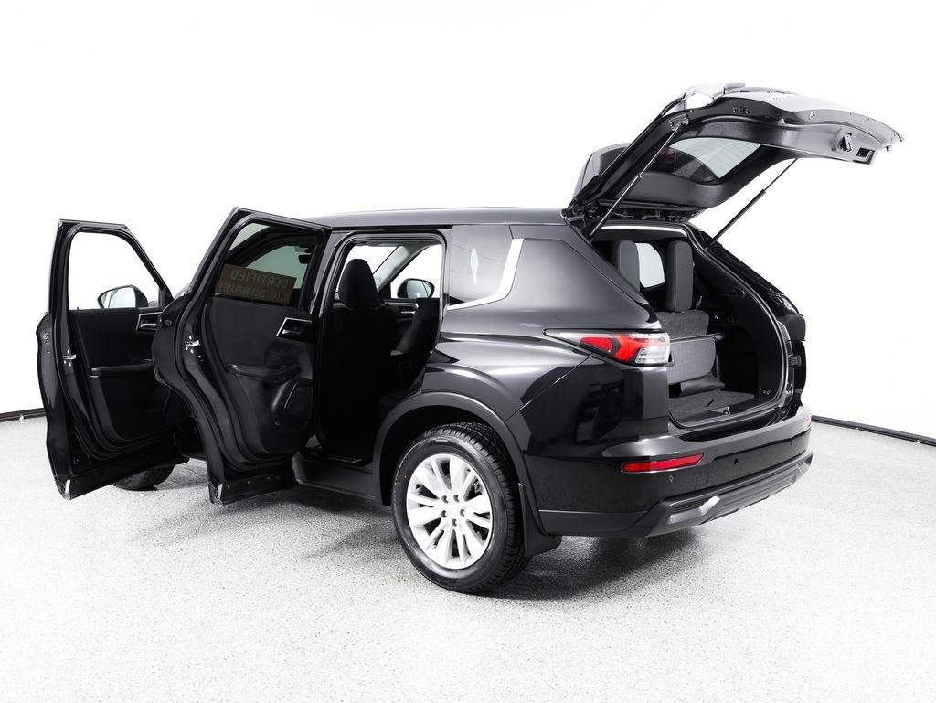 Mitsubishi Outlander ES FWD 2025