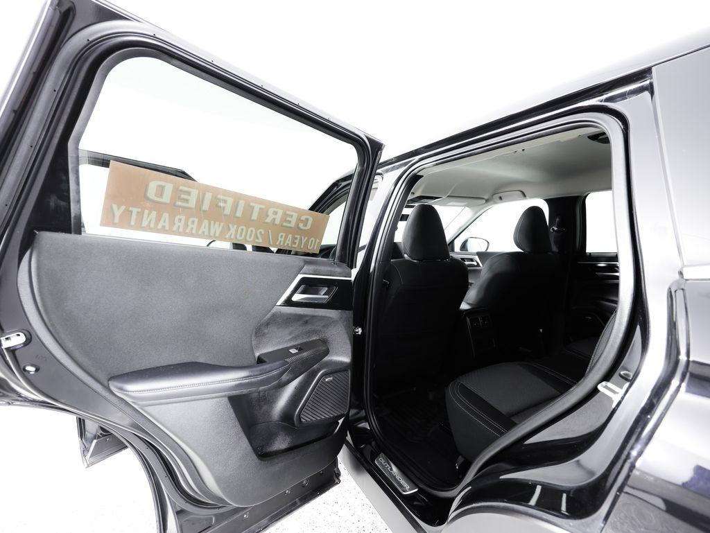 Mitsubishi Outlander ES FWD 2025