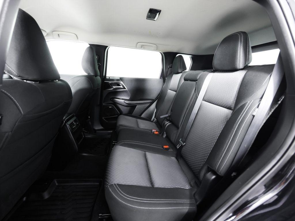 Mitsubishi Outlander ES FWD 2025